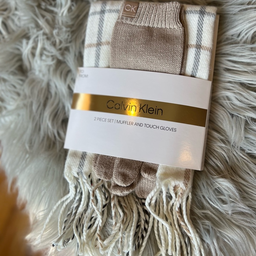 NWT Calvin Klein Scarf & gloves set